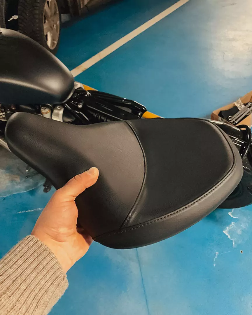 Поработали над выхлопной системой Triumph Bonneville Bobber 1200 и перешили на него сиденье